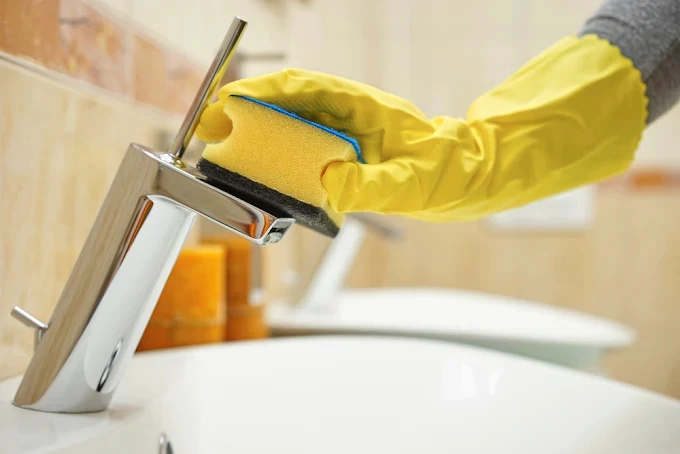 bathroom-cleaning